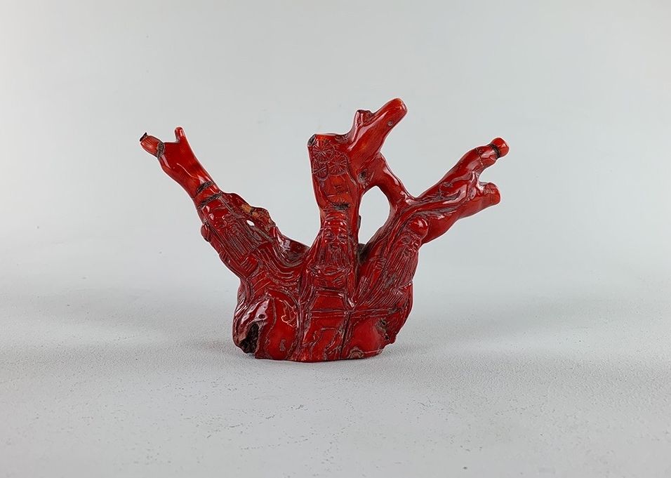 Foto Antique Red Coral Sculpture with Chinese Carvings