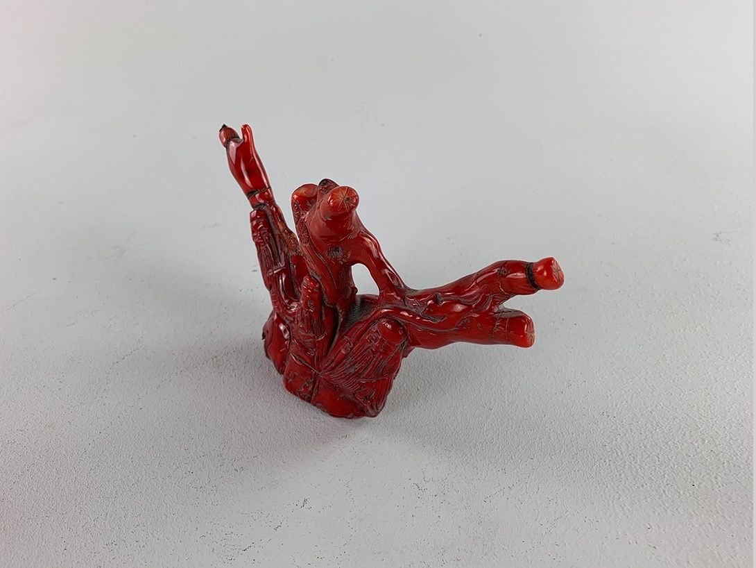 Foto Antique Red Coral Sculpture with Chinese Carvings