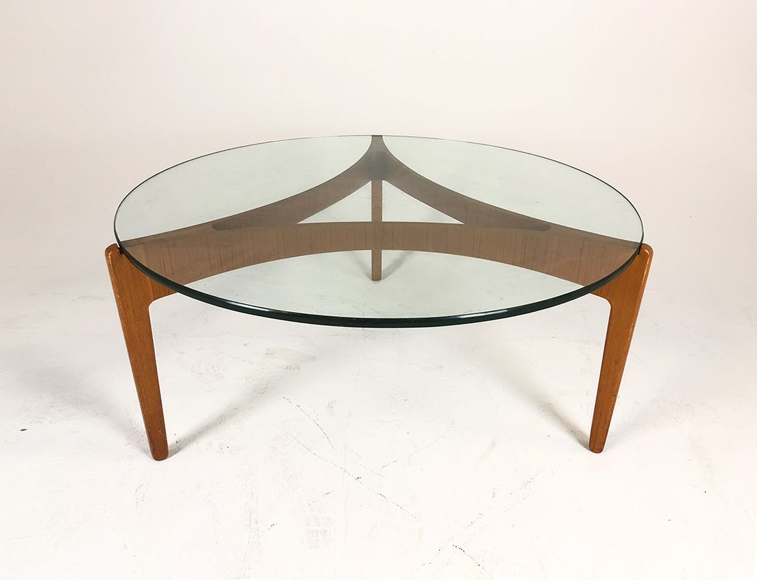 Foto Teak Coffee Table with Round Glass Plate Denmark 1967 h46x103