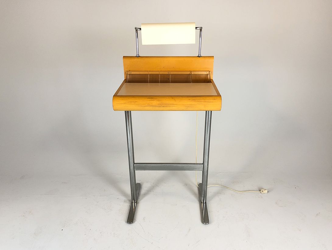 Foto Modern Standing Desk with Integrated Lamp h142x67x50