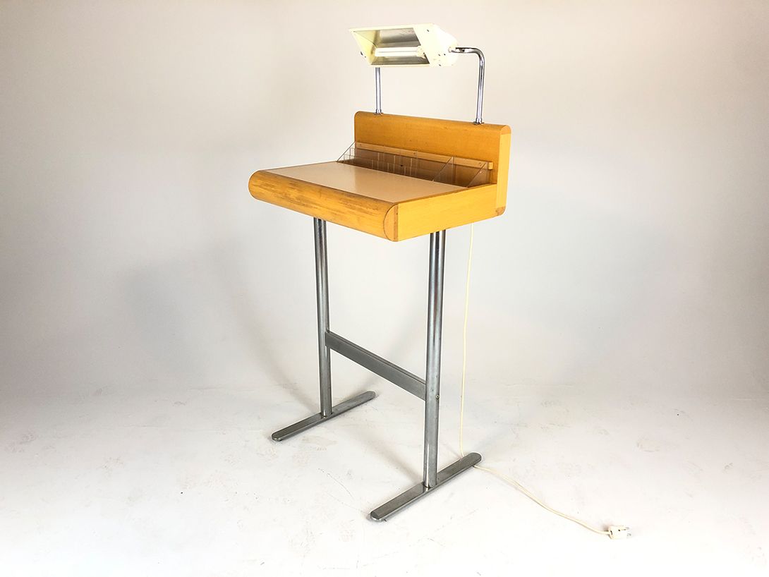 Foto Modern Standing Desk with Integrated Lamp h142x67x50