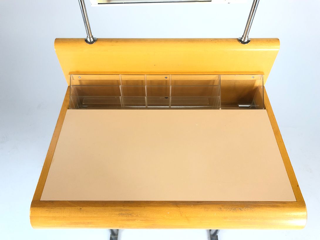 Foto Modern Standing Desk with Integrated Lamp h142x67x50