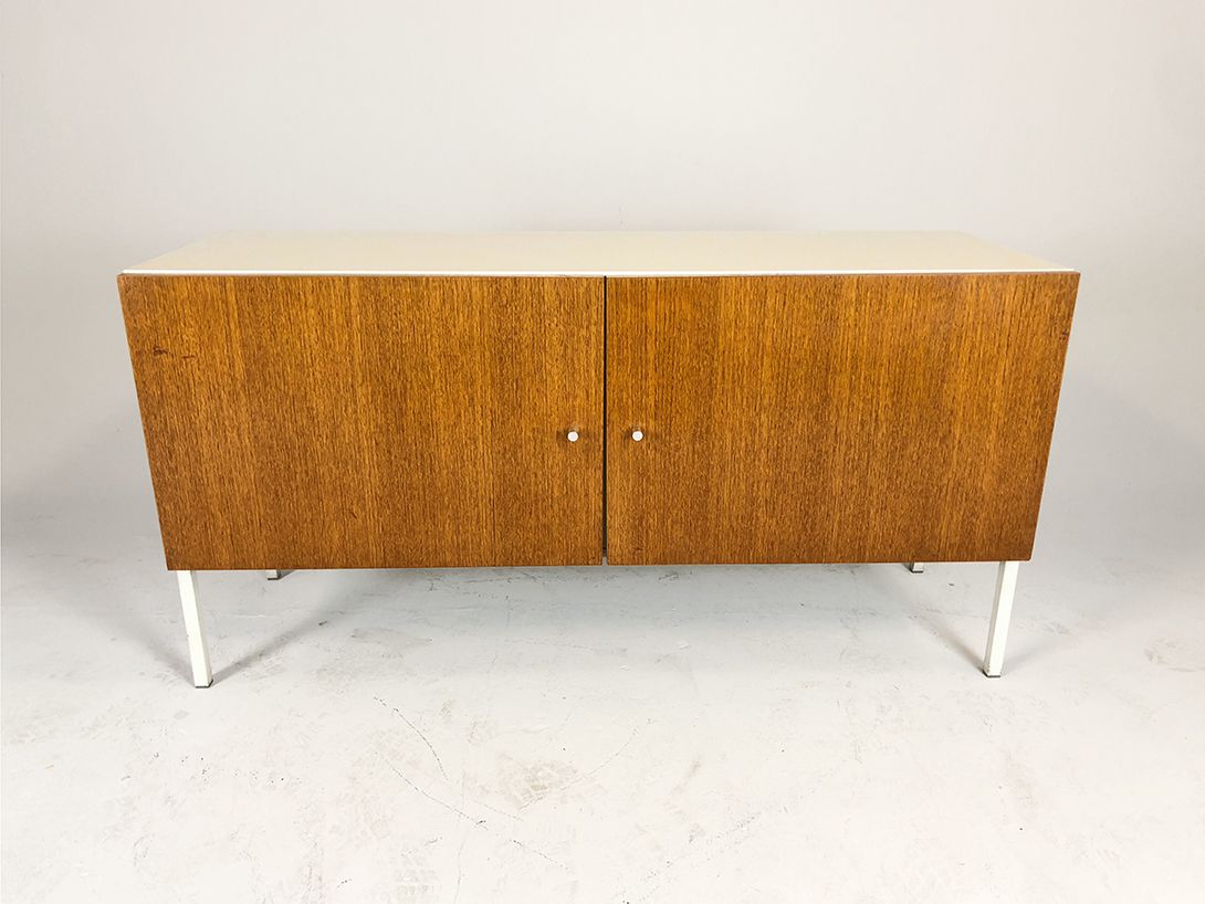 Foto White Wooden Sideboard with Doors w120