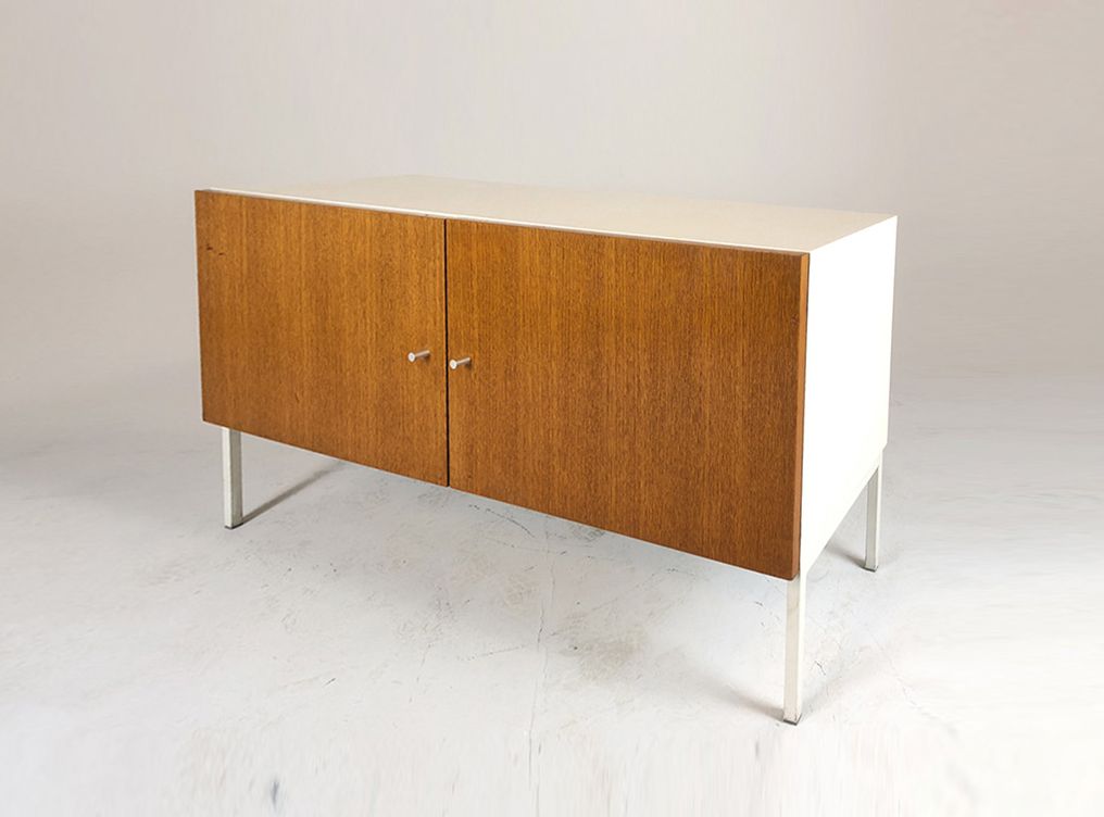 Foto White Wooden Sideboard with Doors w120