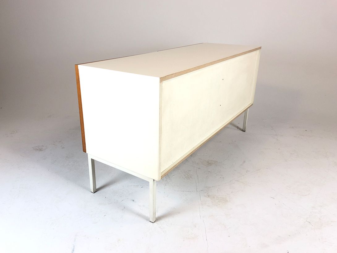 Foto White Wooden Sideboard with Doors w120