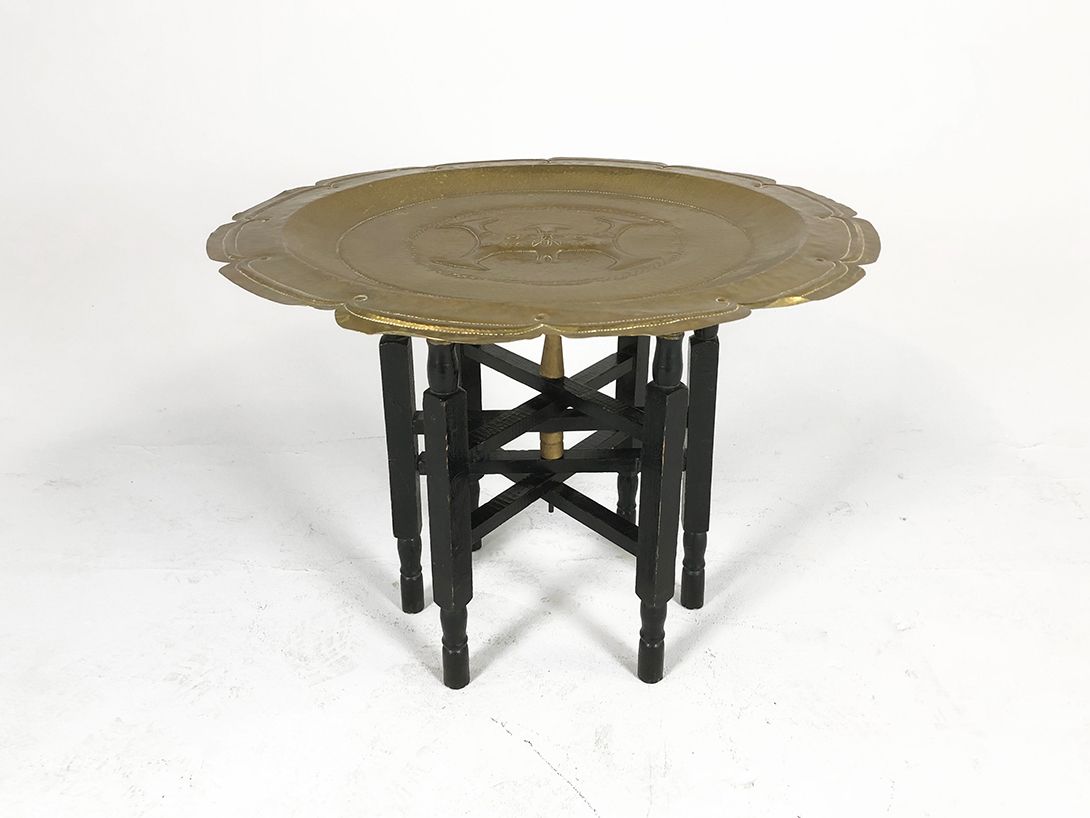 Foto Rustic Table with Embossed Brass Plate h46x61