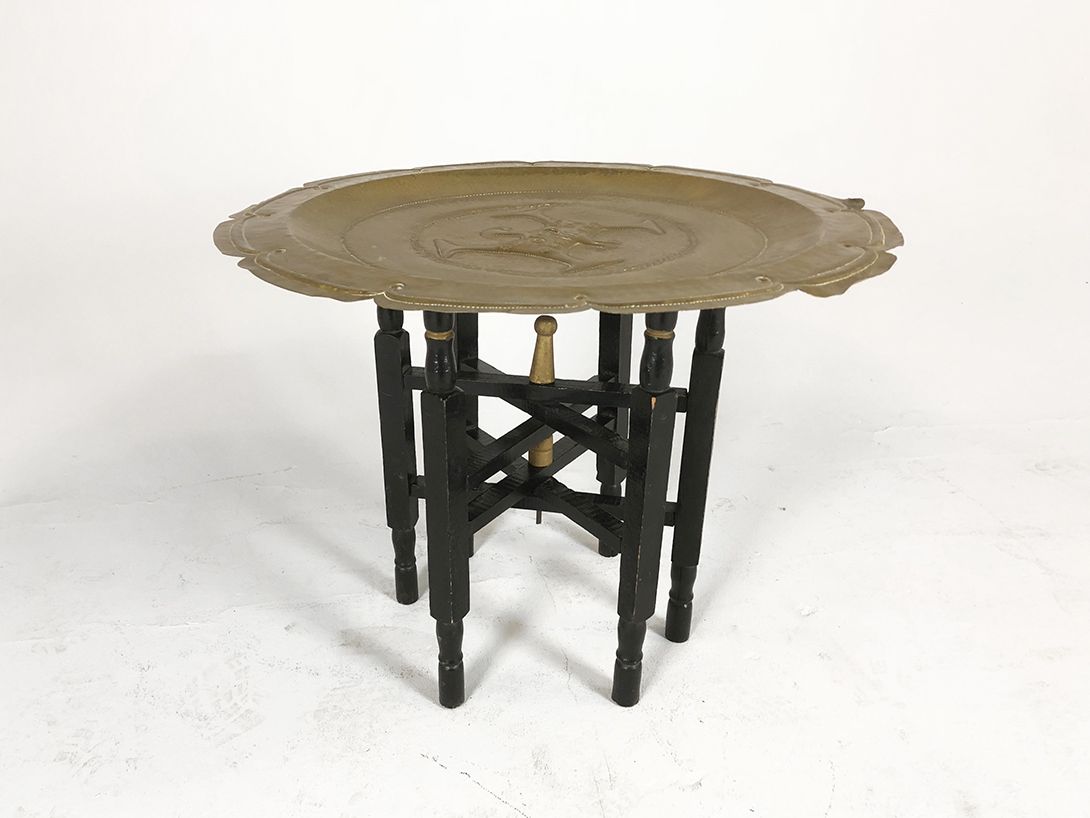 Foto Rustic Table with Embossed Brass Plate h46x61