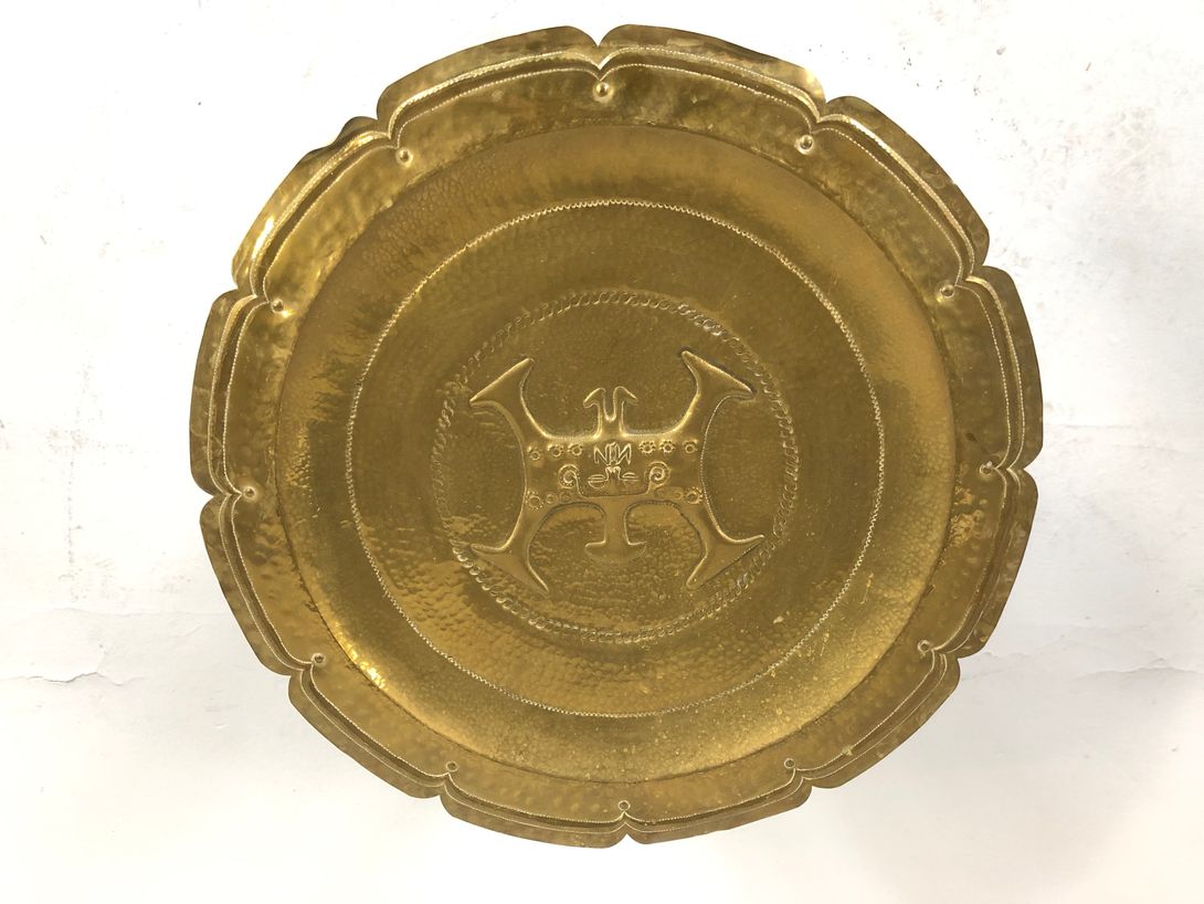 Foto Rustic Table with Embossed Brass Plate h46x61