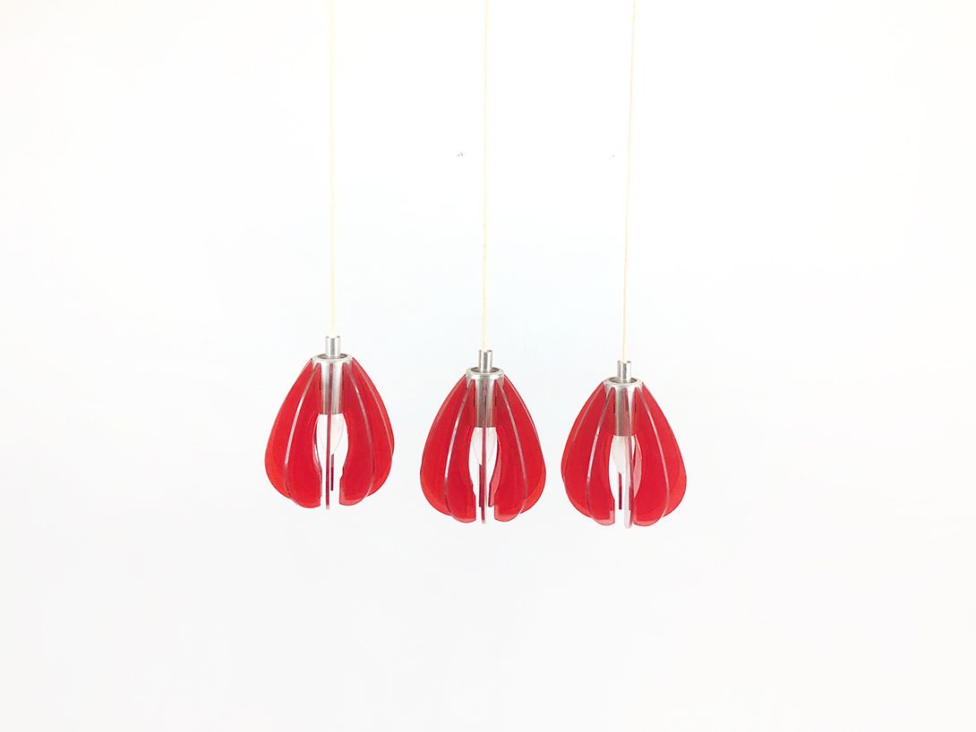 Foto Set of Three Red Pendant Lamps h25