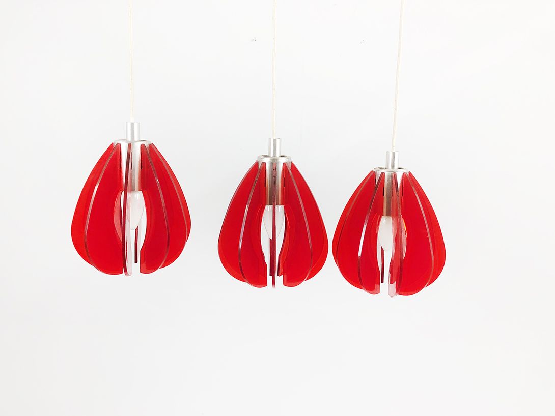 Foto Set of Three Red Pendant Lamps h25