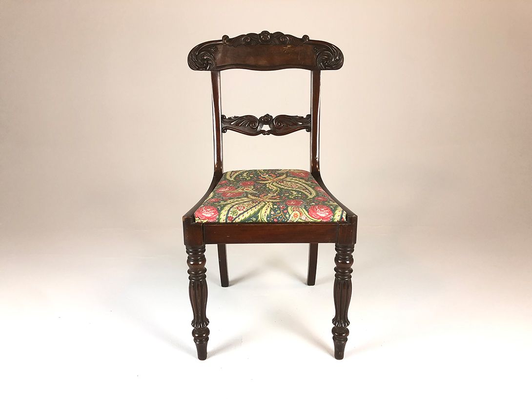Foto Dark Wooden Chair with Patterned Cushion