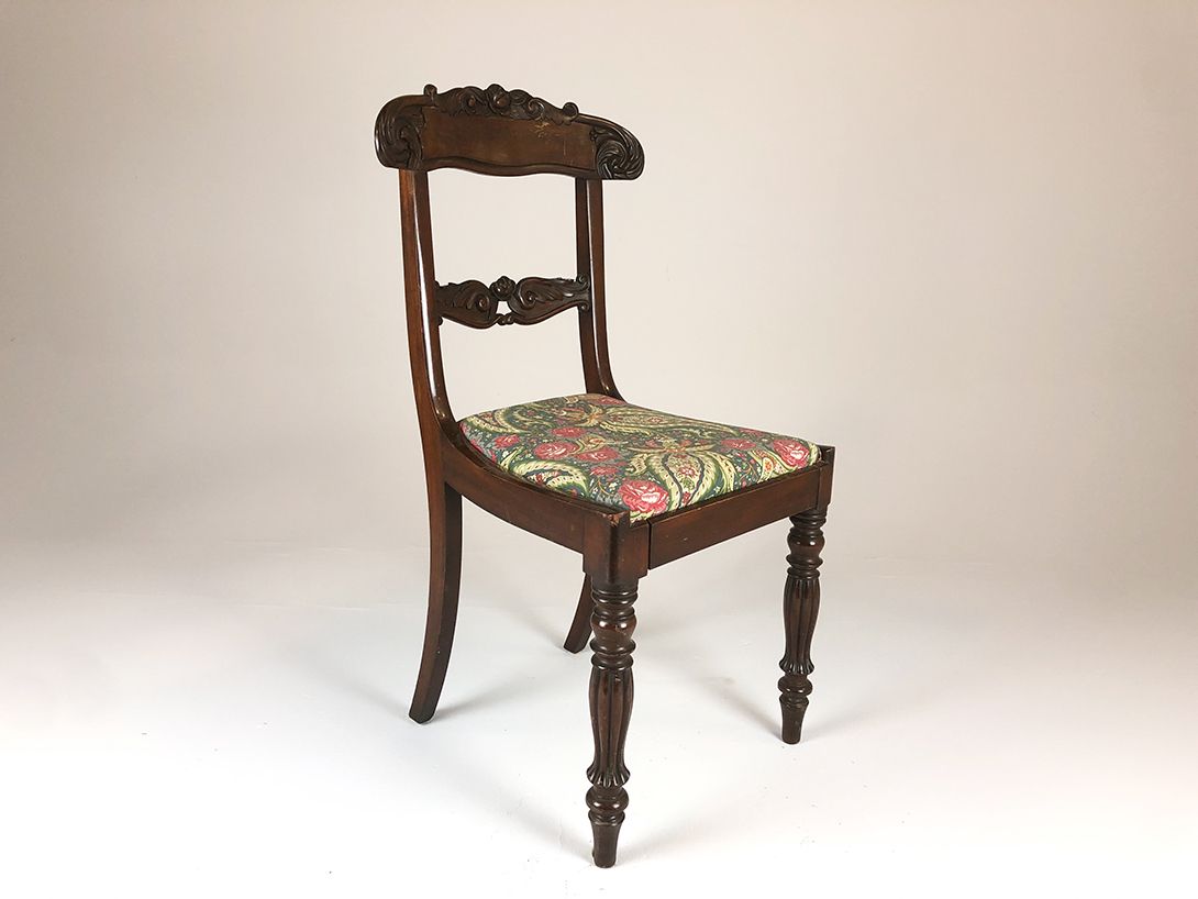 Foto Dark Wooden Chair with Patterned Cushion
