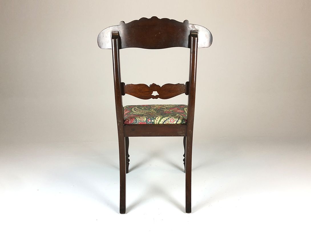 Foto Dark Wooden Chair with Patterned Cushion
