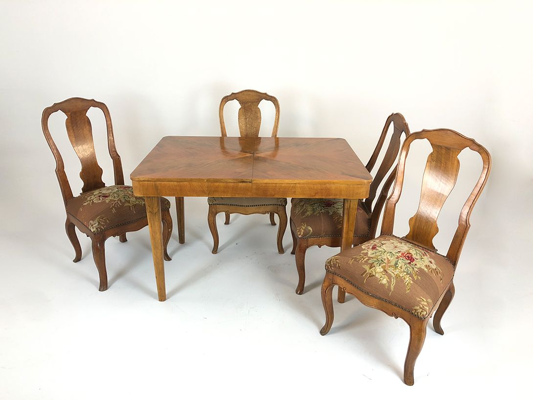 Foto Wooden Upholstered Dining Chair with Flower Details