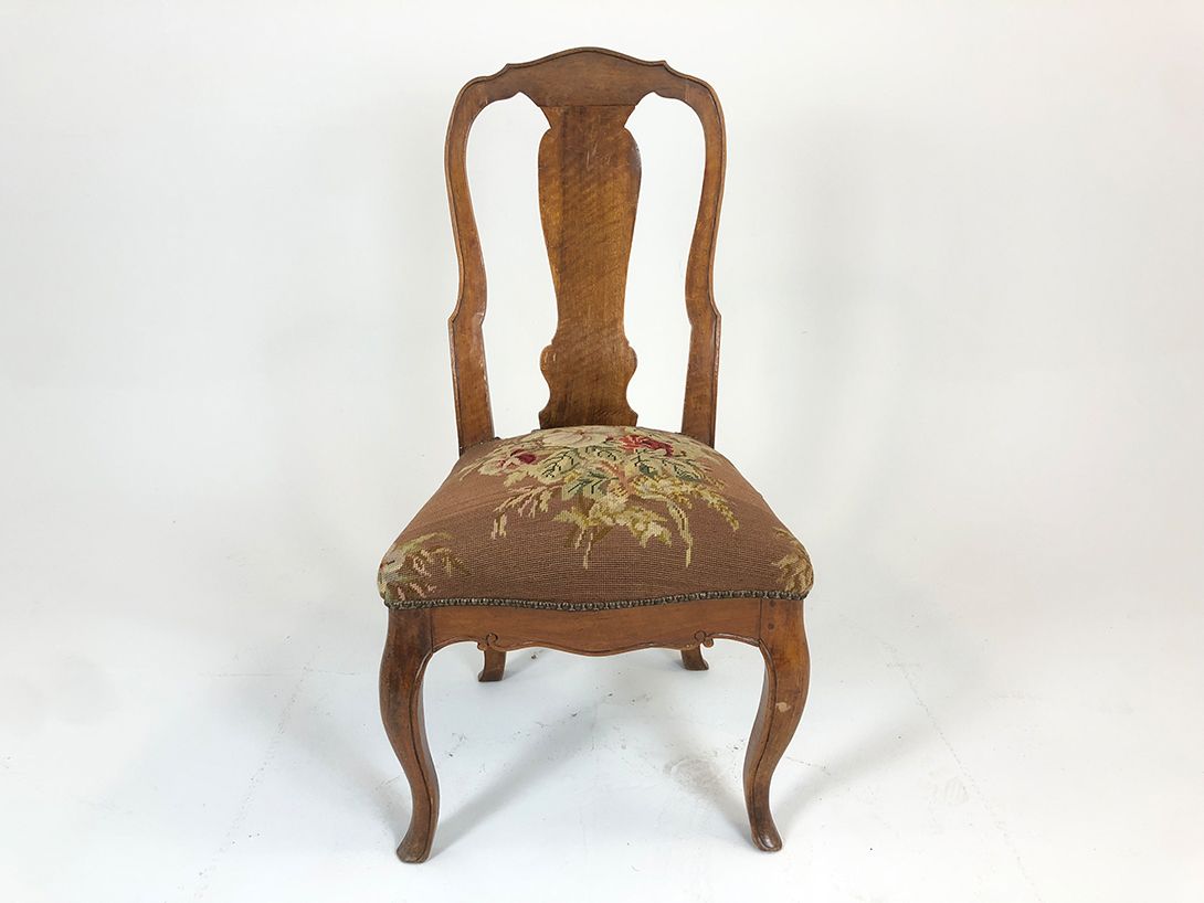 Foto Wooden Upholstered Dining Chair with Flower Details