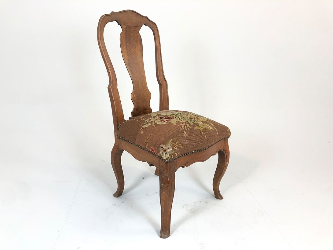 Foto Wooden Upholstered Dining Chair with Flower Details