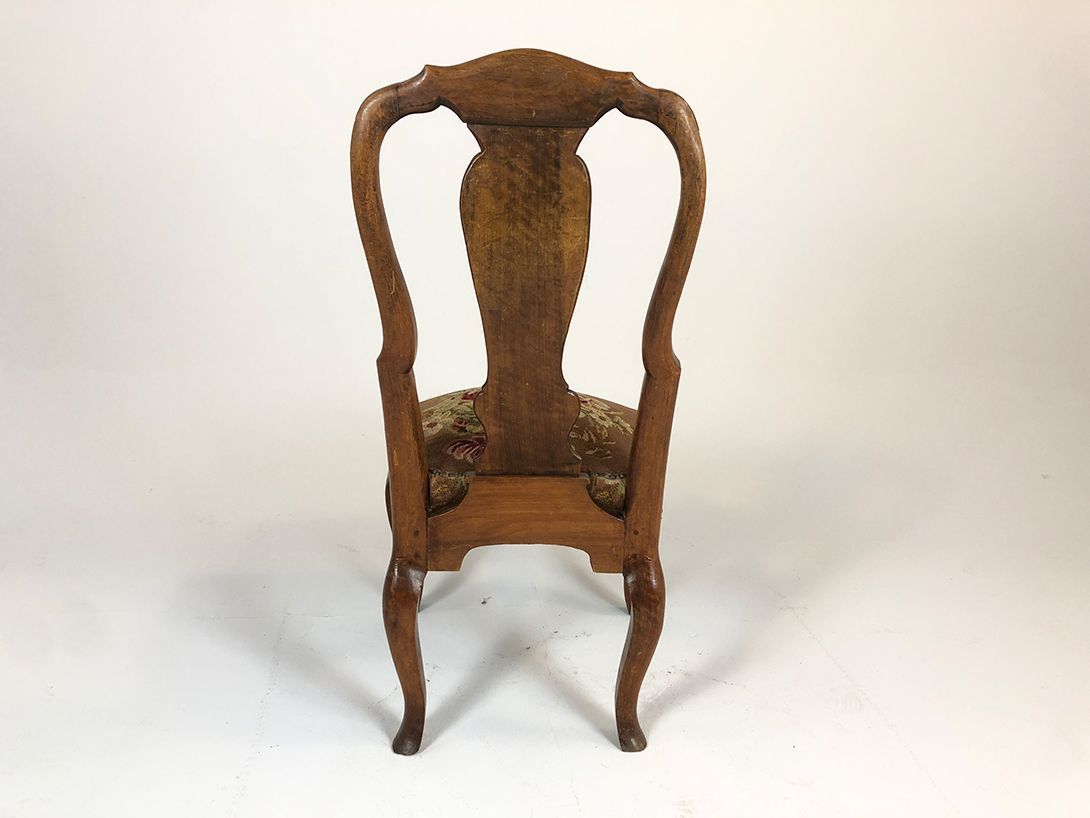 Foto Wooden Upholstered Dining Chair with Flower Details