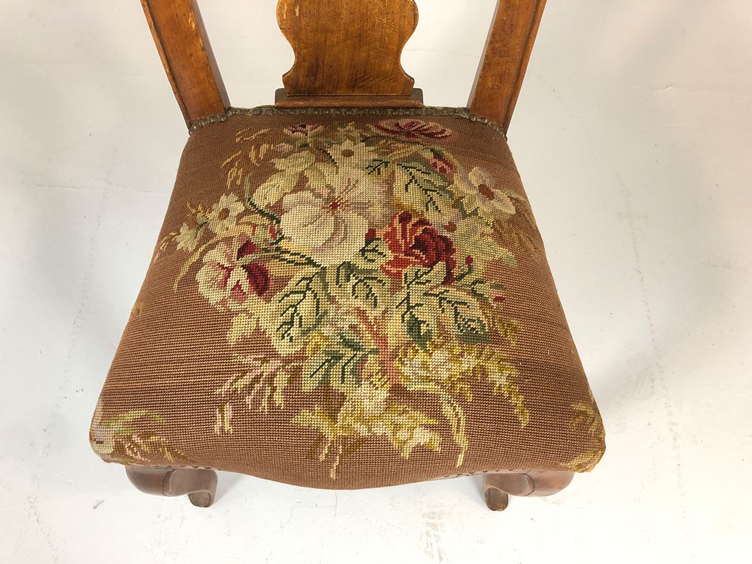 Foto Wooden Upholstered Dining Chair with Flower Details
