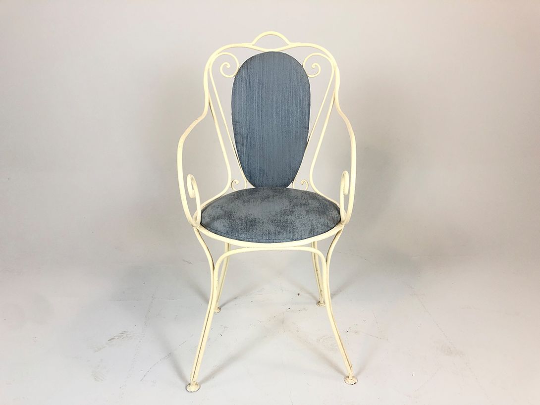 Foto Ornate Metal Chair with Blue Upholstery