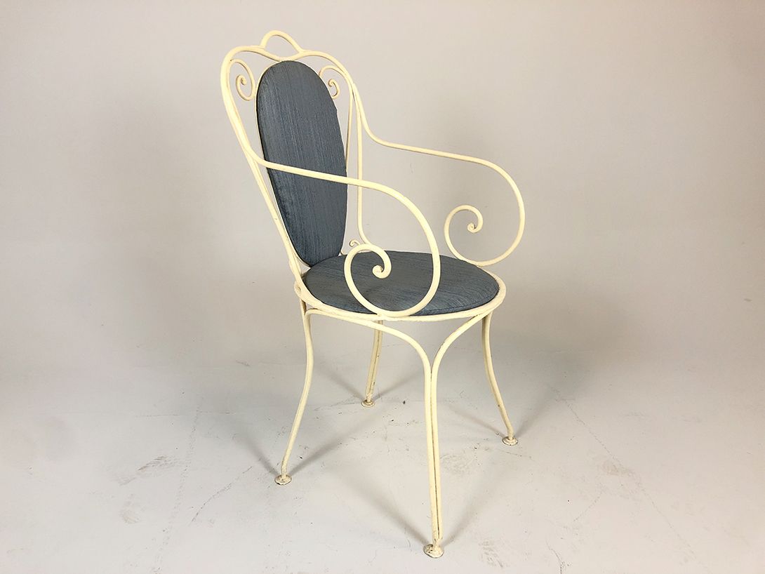 Foto Ornate Metal Chair with Blue Upholstery