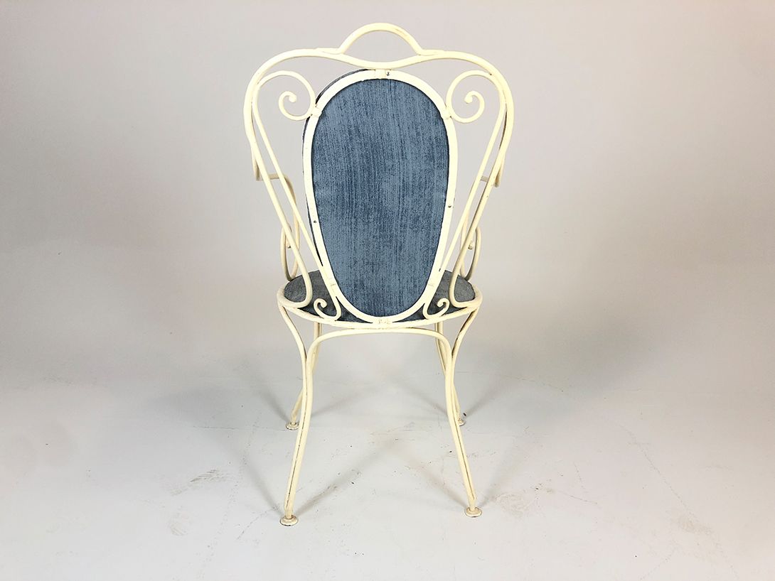 Foto Ornate Metal Chair with Blue Upholstery