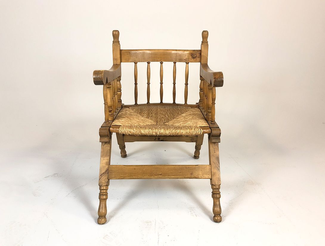 Foto Wooden Armchair with Woven Seat