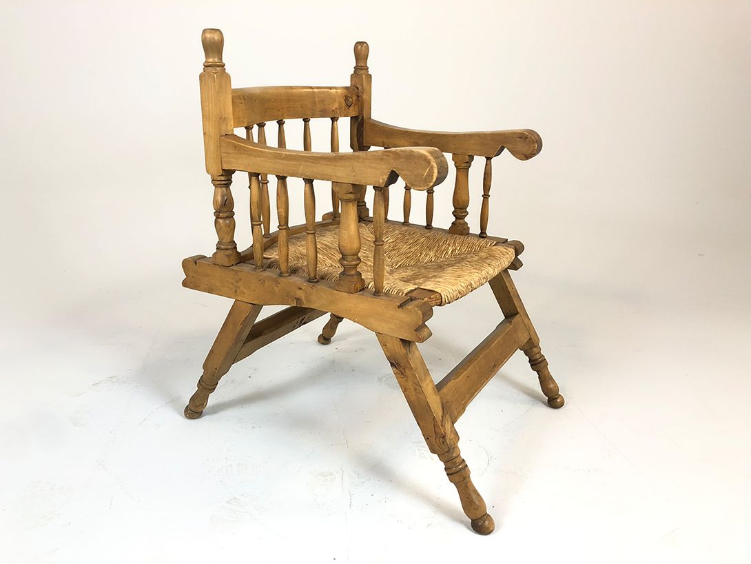Foto Wooden Armchair with Woven Seat