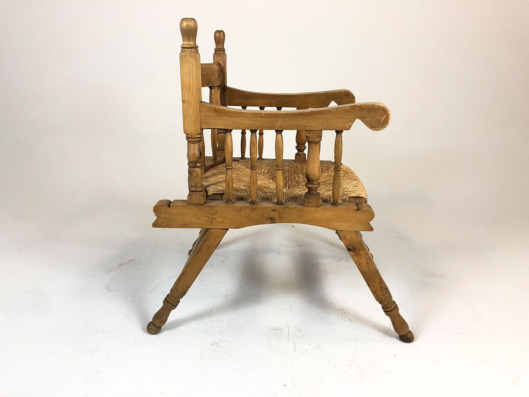 Foto Wooden Armchair with Woven Seat