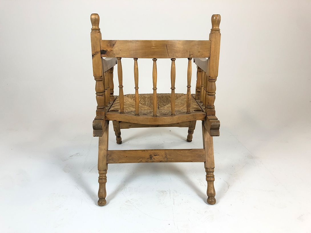 Foto Wooden Armchair with Woven Seat