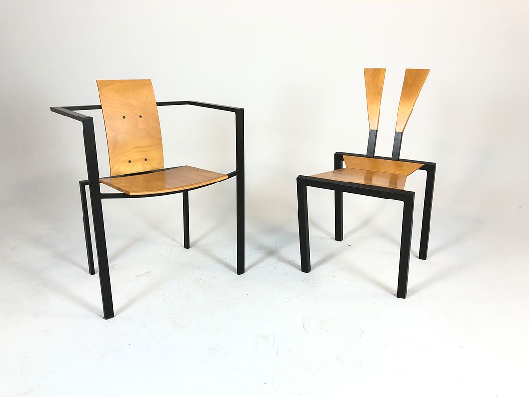 Foto Wooden Minimalist Chair with Metal Frame