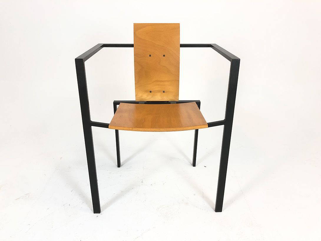 Foto Wooden Minimalist Chair with Metal Frame