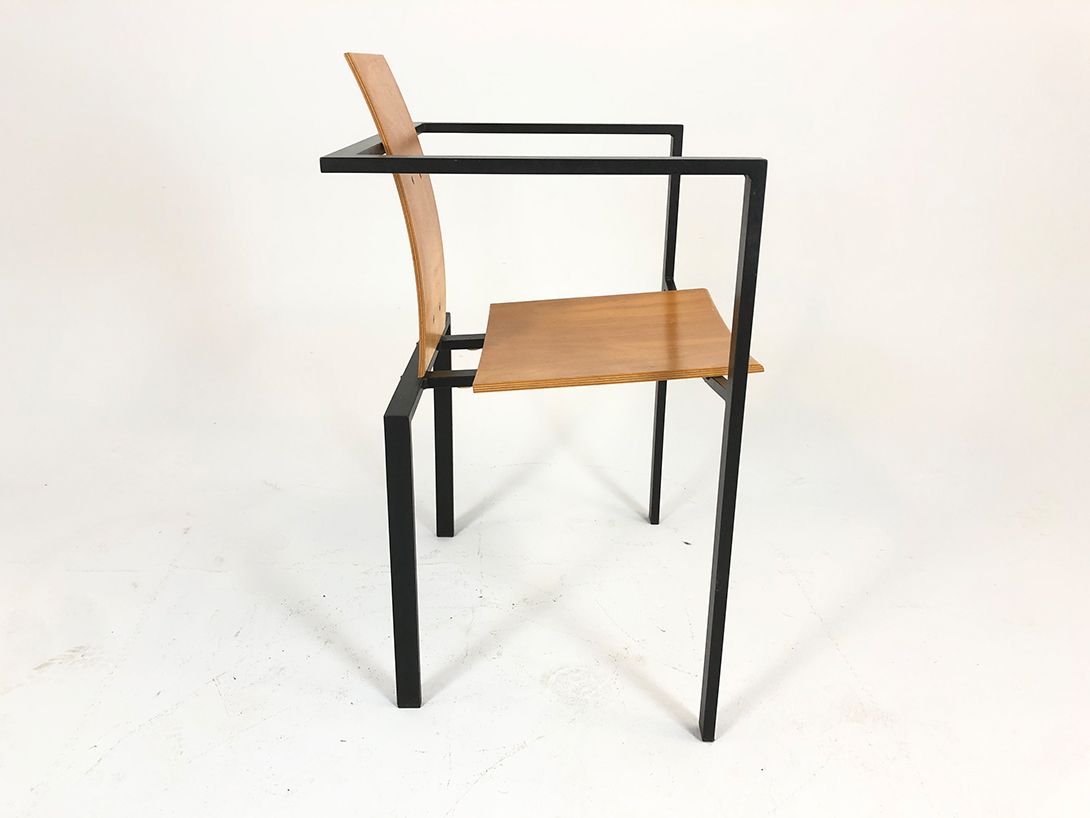 Foto Wooden Minimalist Chair with Metal Frame