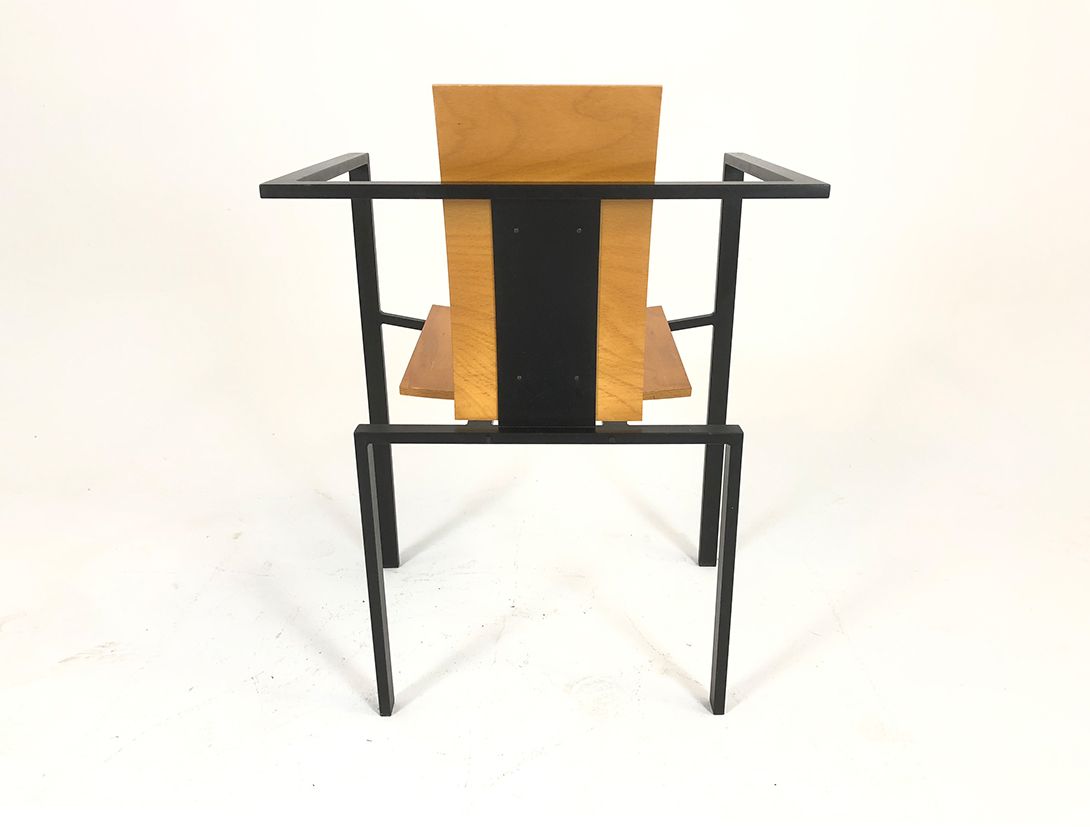 Foto Wooden Minimalist Chair with Metal Frame