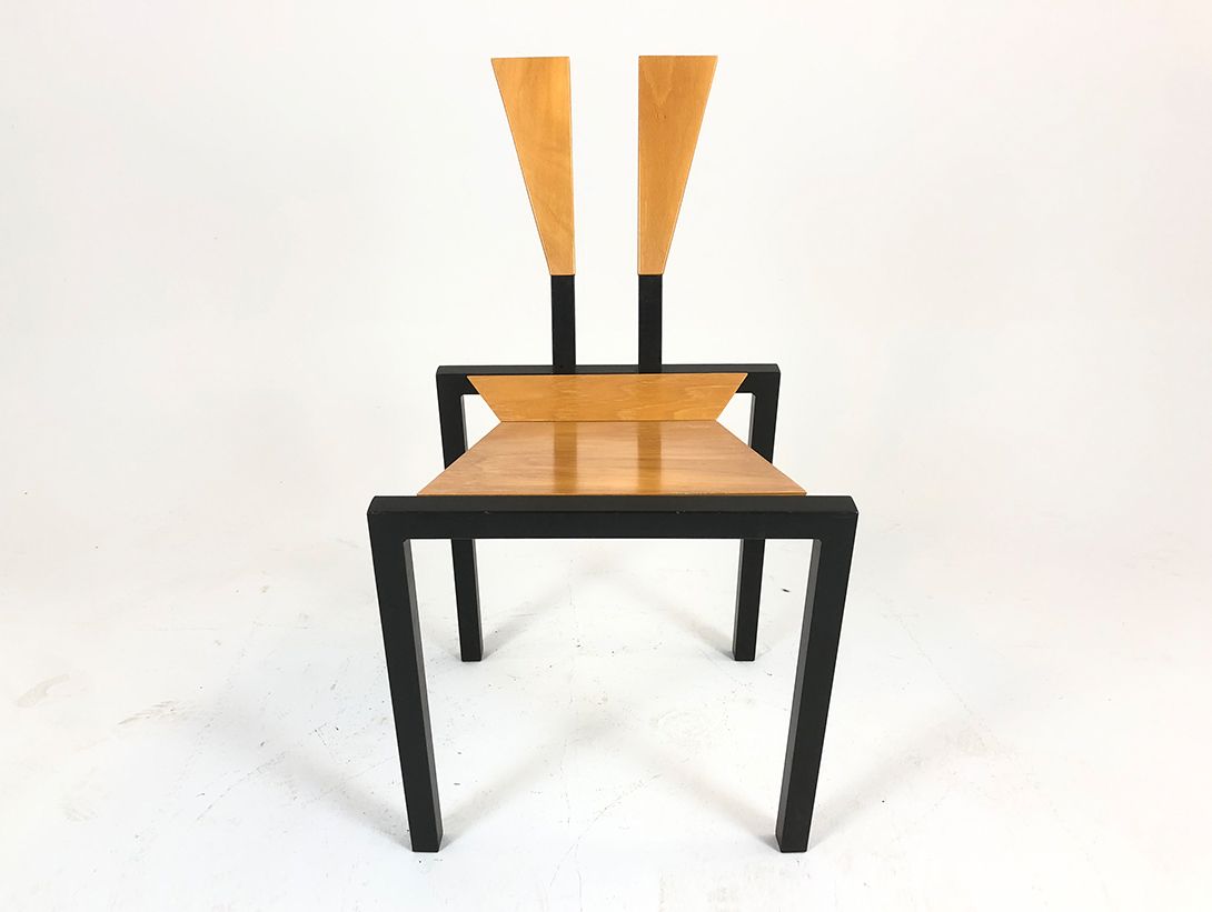 Foto Tilted Wooden Minimalist Chair