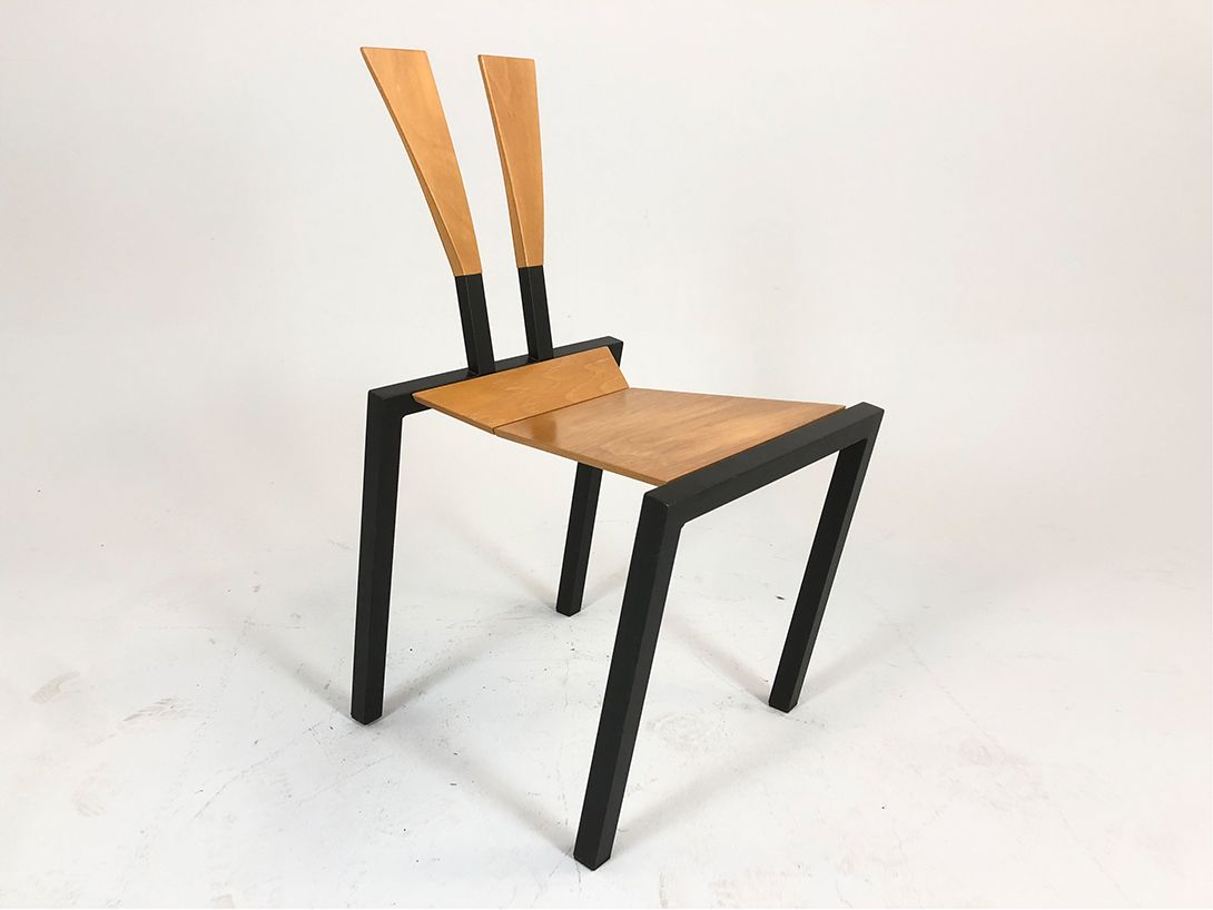 Foto Tilted Wooden Minimalist Chair
