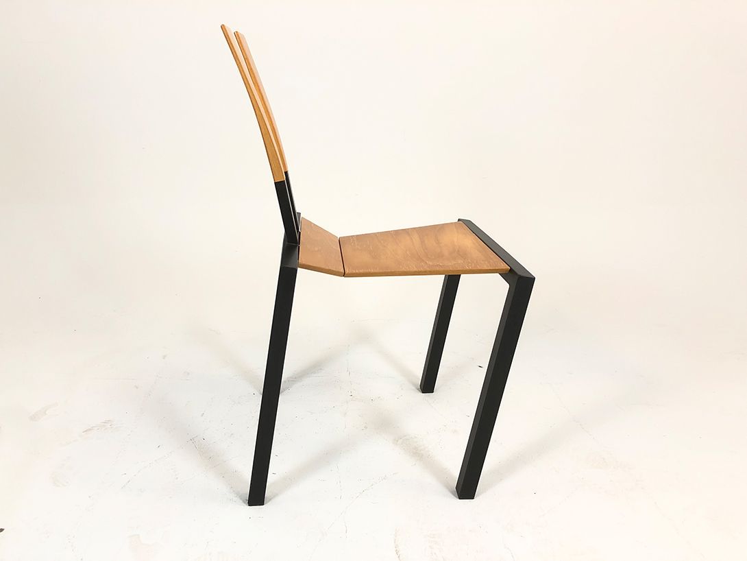 Foto Tilted Wooden Minimalist Chair