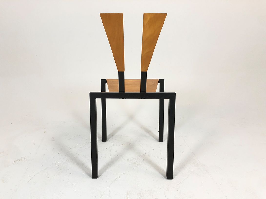 Foto Tilted Wooden Minimalist Chair