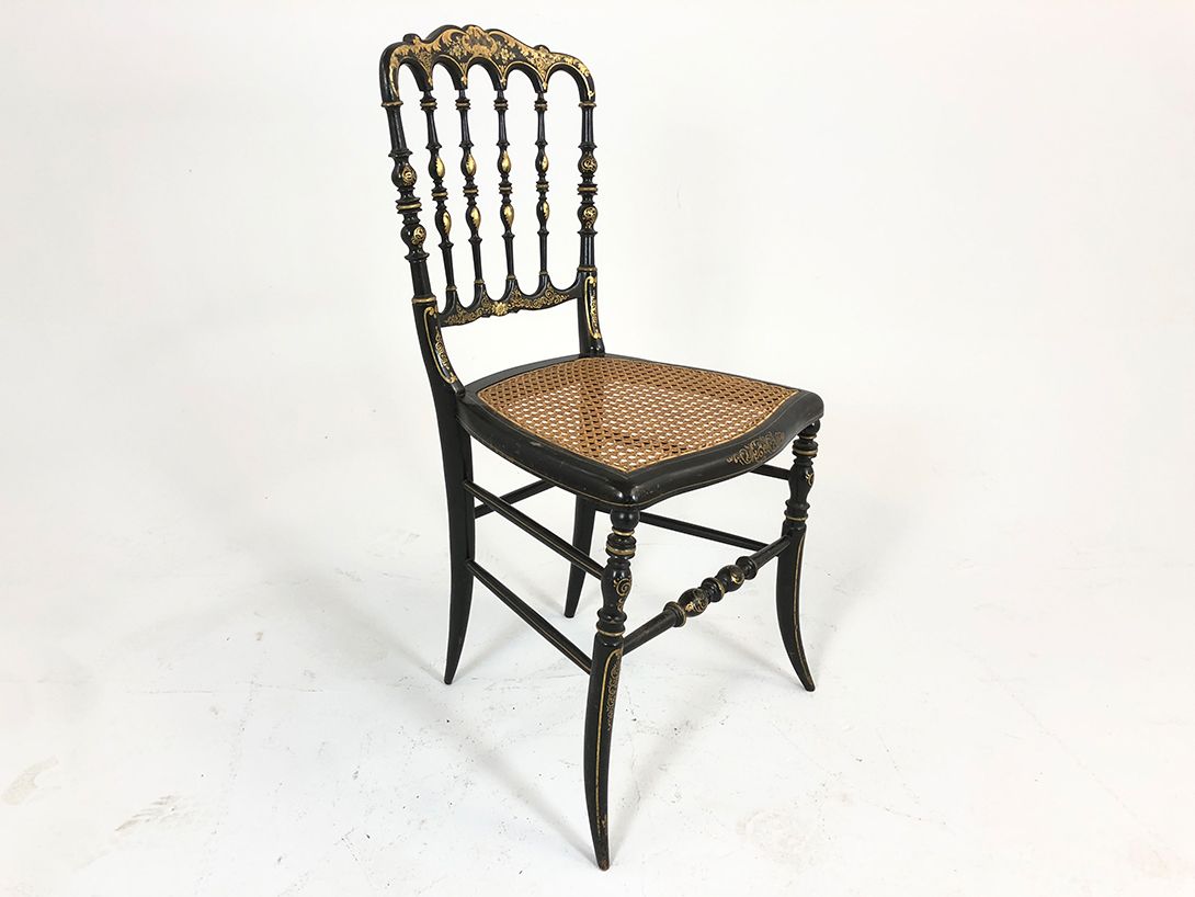 Foto Antique Black and Gold Chair