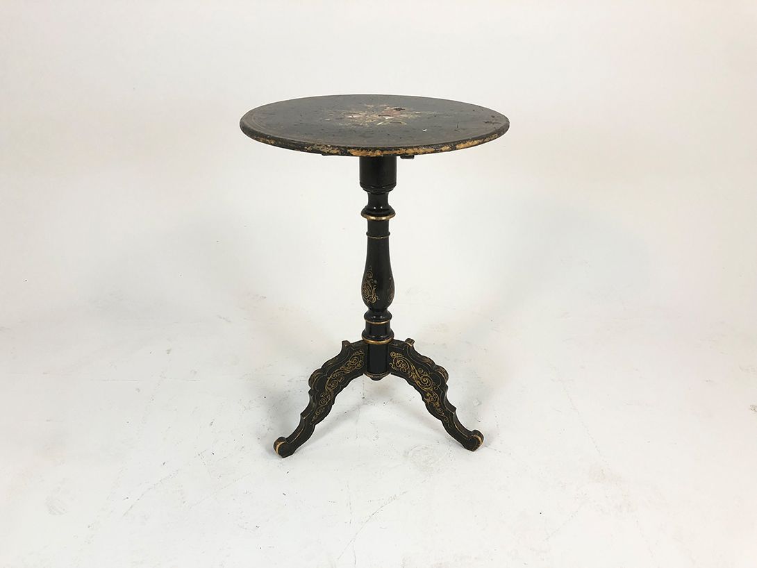 Foto Beautiful Fragile Side Table with Flower Details h72x51