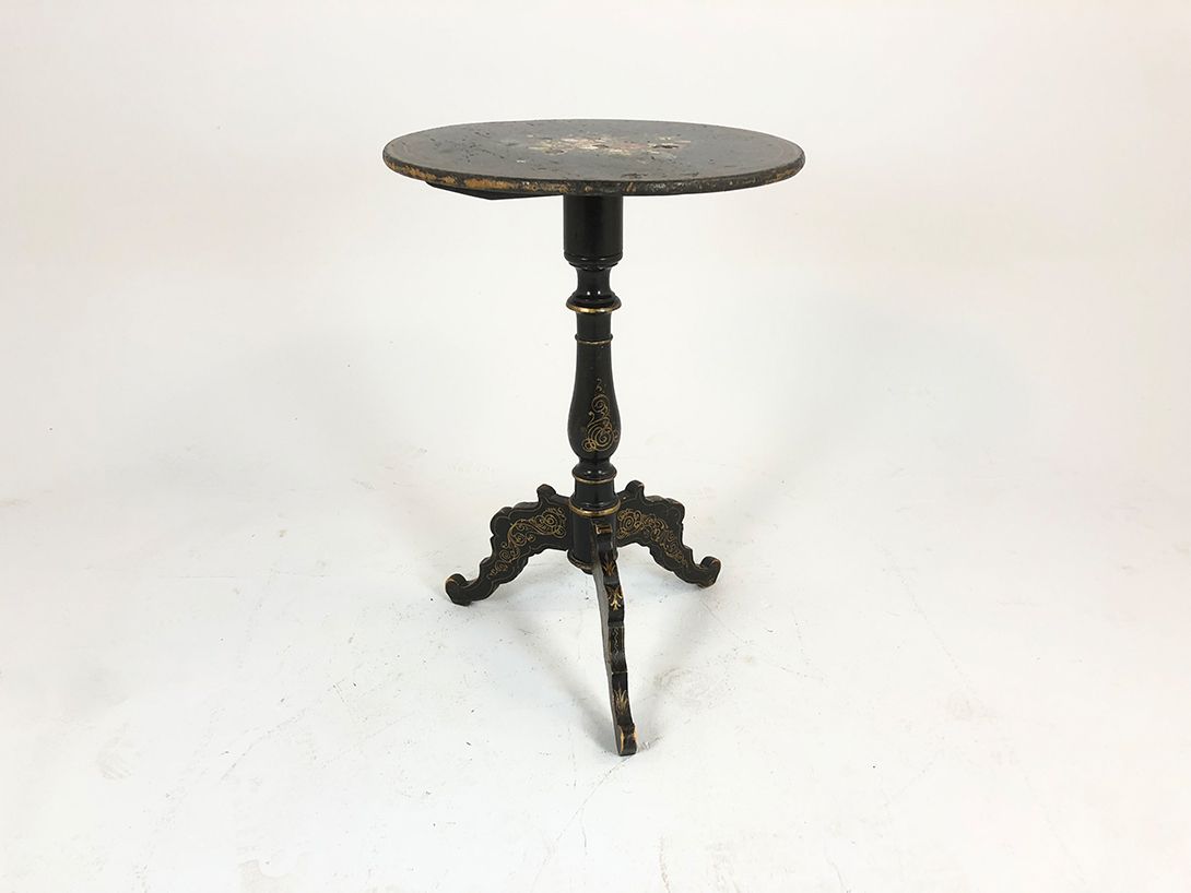 Foto Beautiful Fragile Side Table with Flower Details h72x51