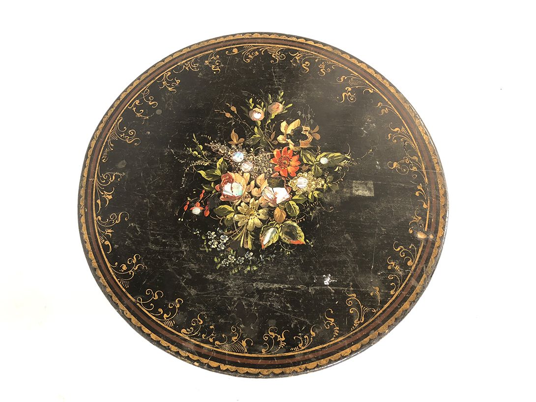 Foto Beautiful Fragile Side Table with Flower Details h72x51