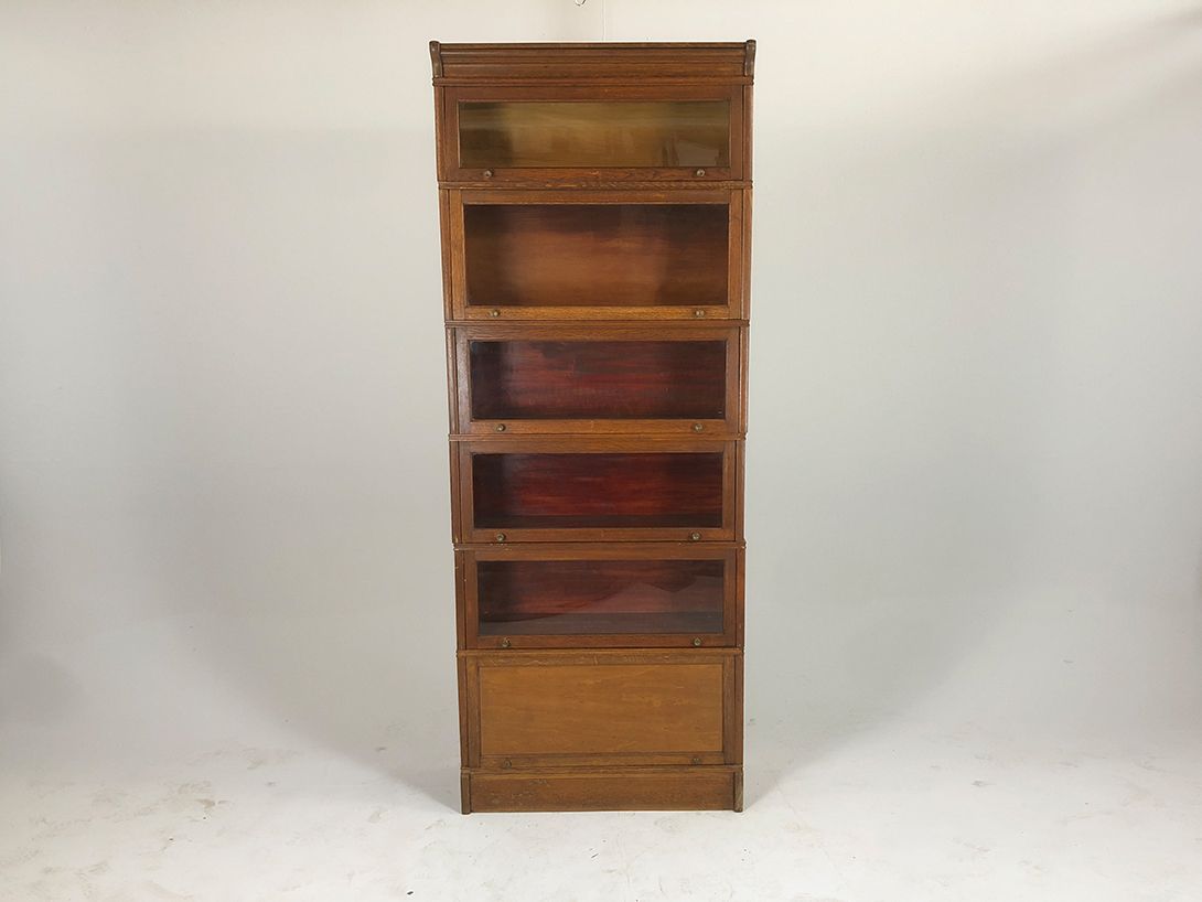 Foto Big Interesting Shelf with Glass Windows