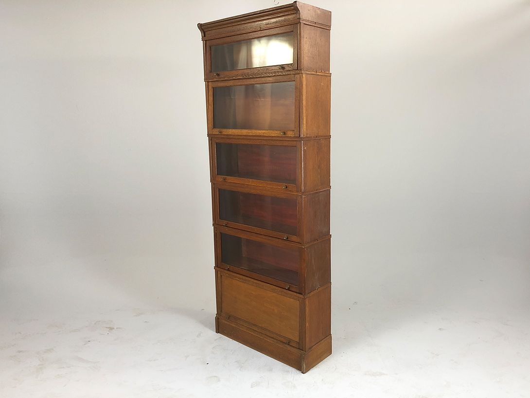 Foto Big Interesting Shelf with Glass Windows