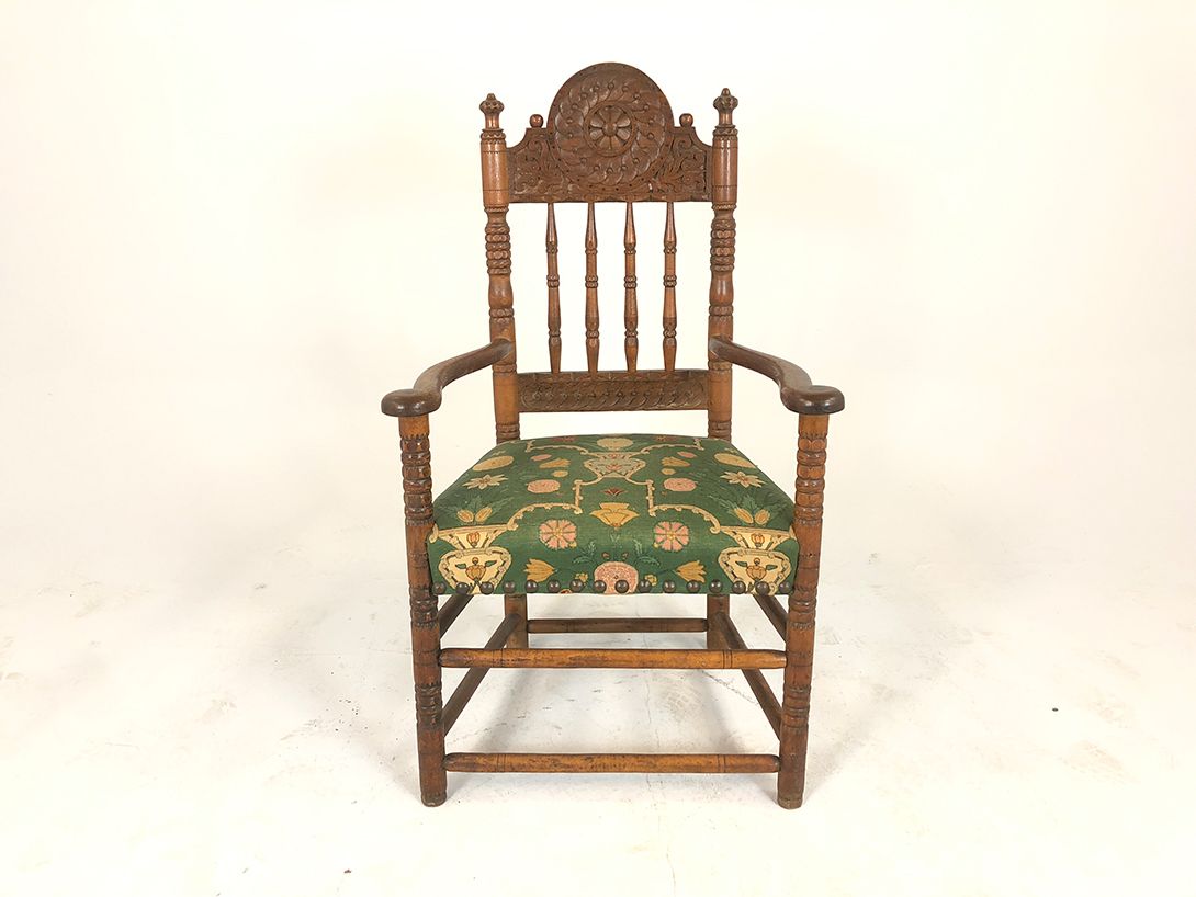 Foto Carved Brown Armchair with Green Upholstery