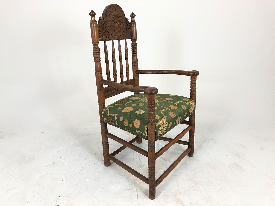 Foto Carved Brown Armchair with Green Upholstery