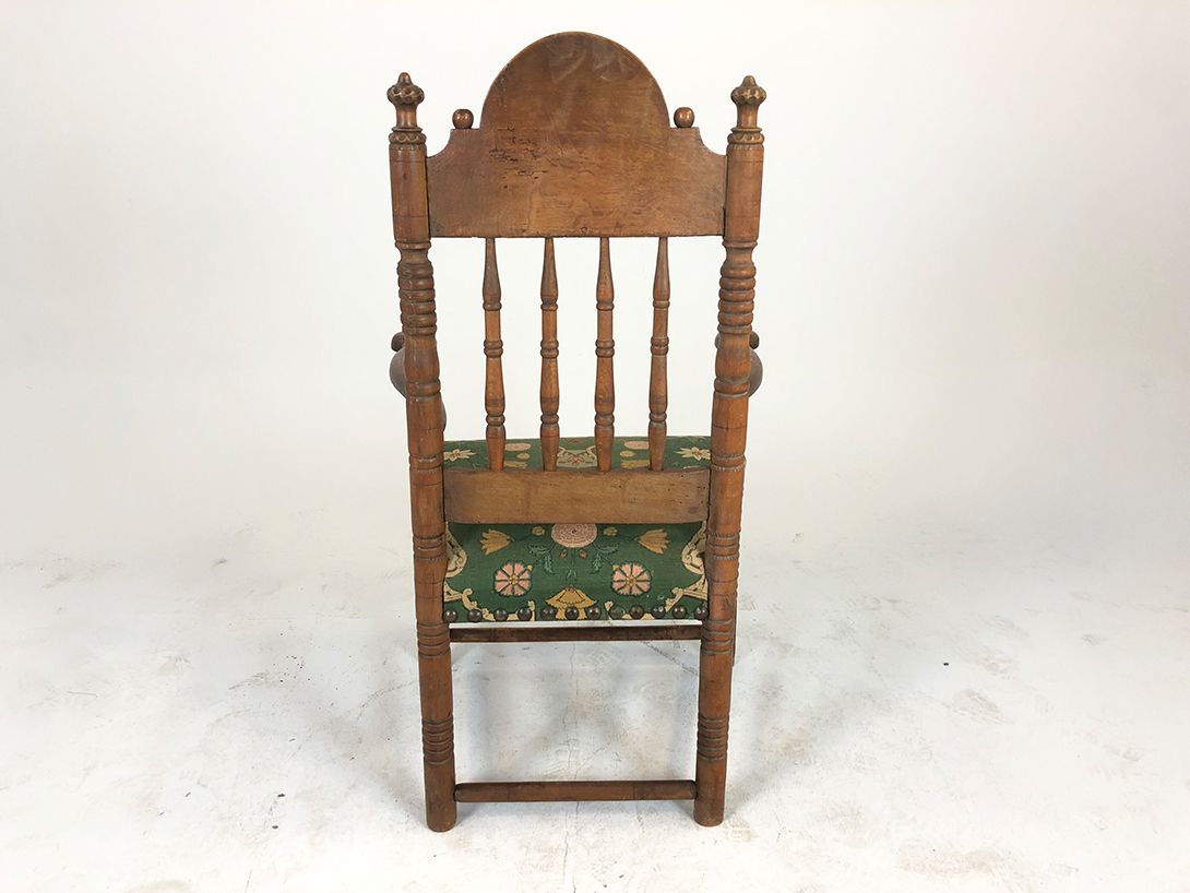 Foto Carved Brown Armchair with Green Upholstery