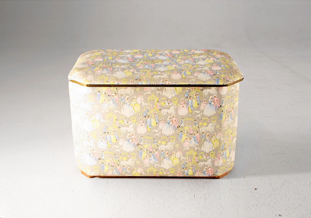 Foto 1950s Linen Chest with Playful Rokoko Design