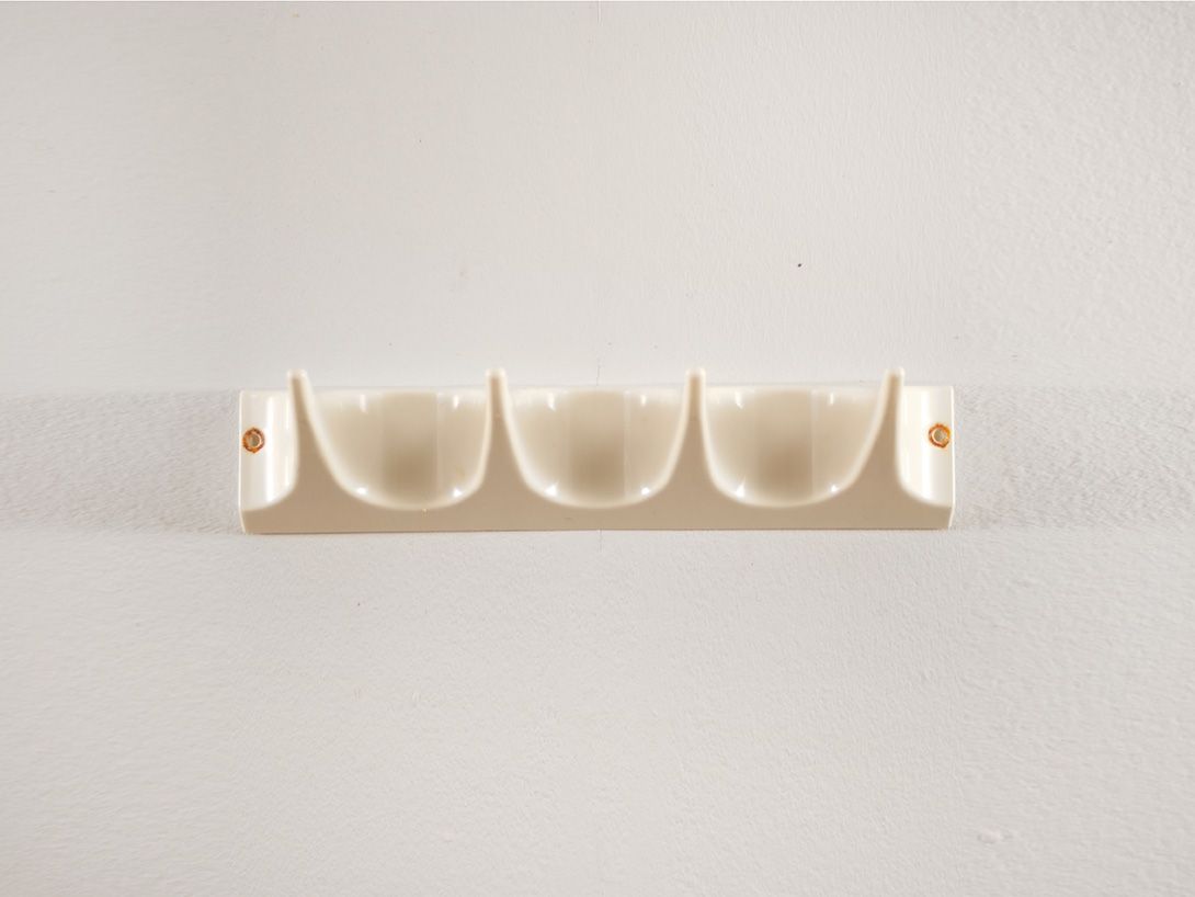 Foto White 1970s Plastic Coat Hangers