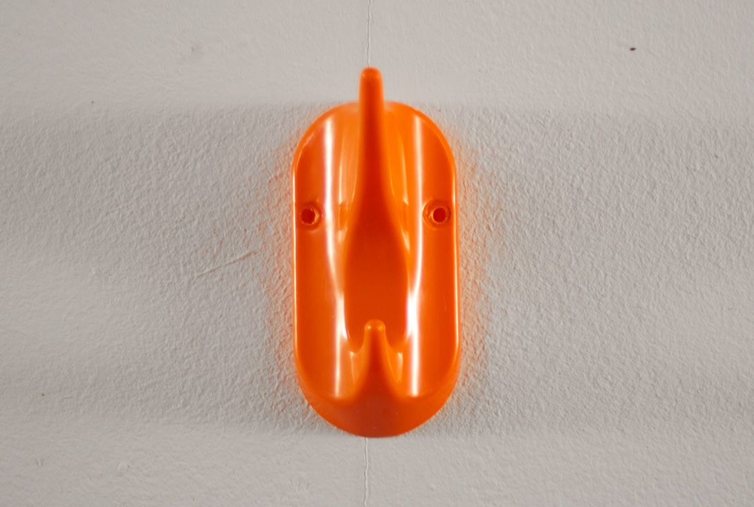 Foto Orange 1970s Plastic Double Coat Hanger