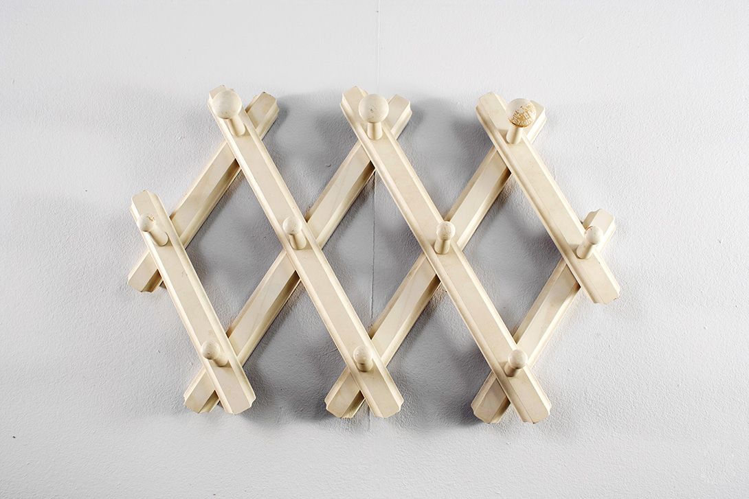 Foto Extandable White Wooden Wall Coat Hanger
